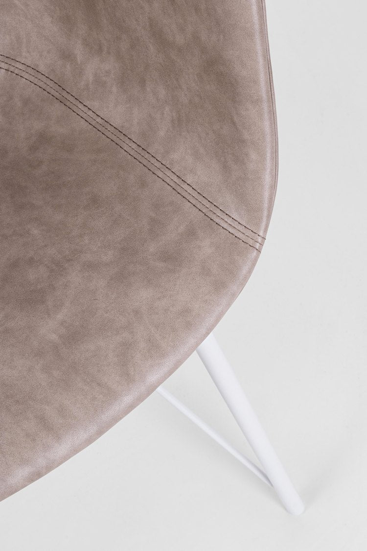 set di 2 poltroncine warhol in similpelle beige e gambe in acciaio bianco, con braccioli, design sofisticato e funzionale...