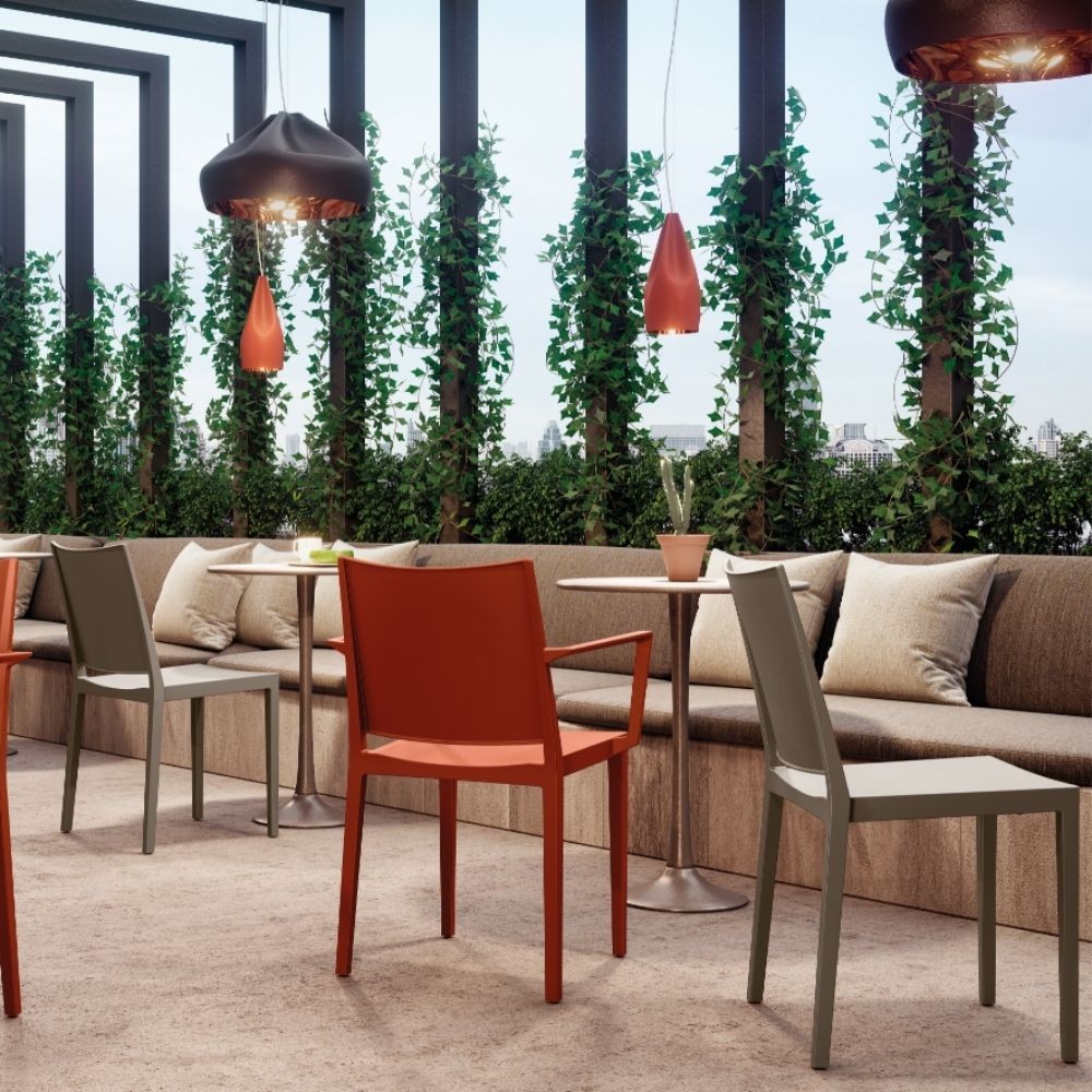 poltrona mosk polipropilene grigia, vista ambientata in cucina, ufficio o sala d’attesa