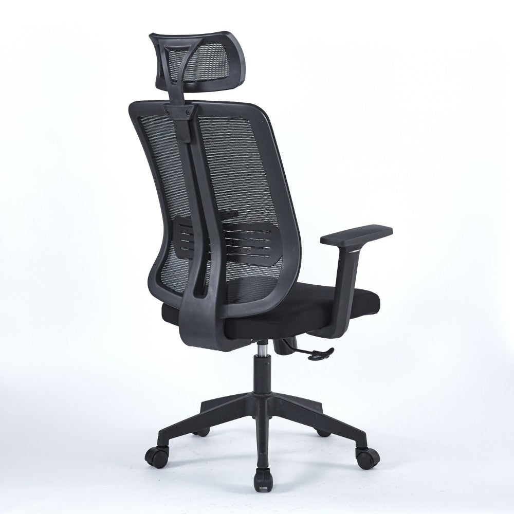 poltrona ufficio satia in tessuto e mesh nero con base nera, vista ambientata in studio o postazione di lavoro