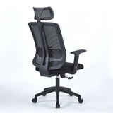 poltrona ufficio satia in tessuto e mesh nero con base nera, vista ambientata in studio o postazione di lavoro