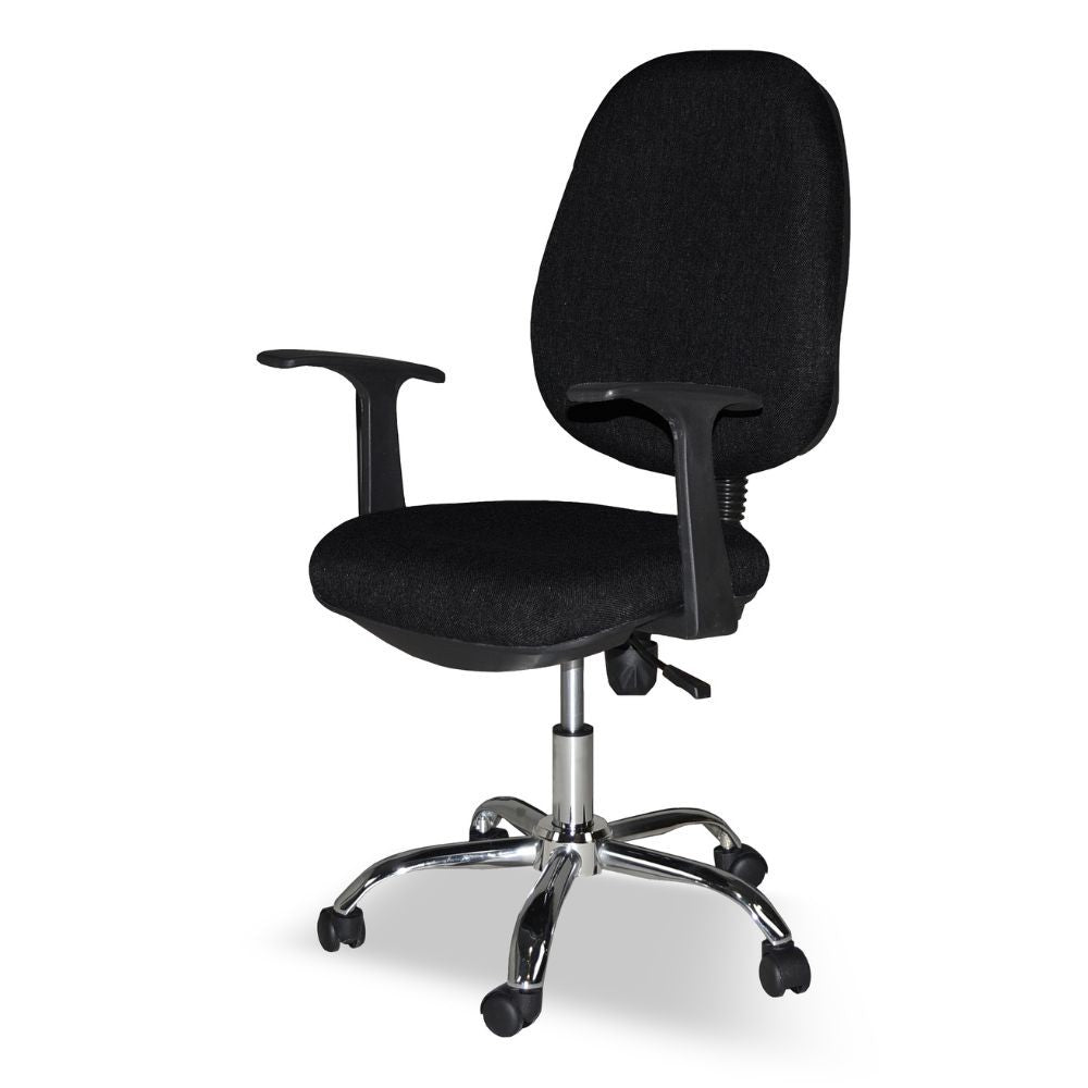 poltrona da ufficio cr415 tessuto nero con base cromata, dettaglio di schienale regolabile e braccioli imbottiti