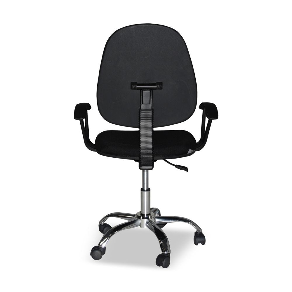 poltrona da ufficio cr131 in tessuto nero e base cromata, vista ambientata in studio o postazione di lavoro