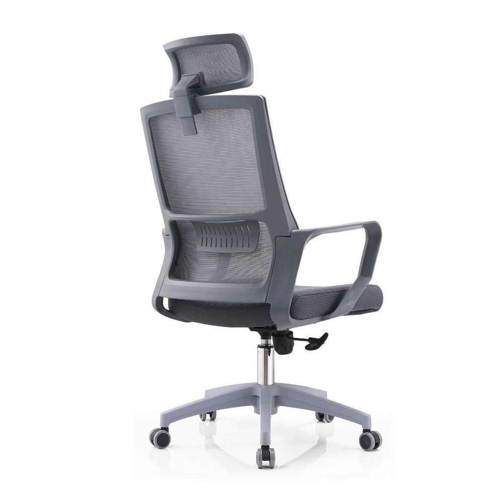 poltrona ufficio ica con schienale in rete e poggiatesta regolabile colore grigio, vista ambientata in studio o postazione di lavoro