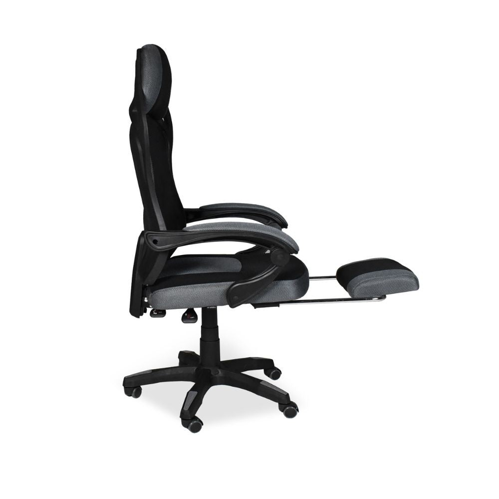 sedia gaming gandi con poggiapiedi estensibile in tessuto con rete nero, vista ambientata in studio o postazione di lavoro