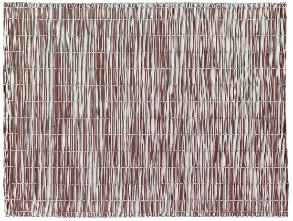 set da tavola treza fecce di vino, colore fecce di vino, taglia 33 x 45. coordinato da tavola piegato con vista completa su sfondo neutro