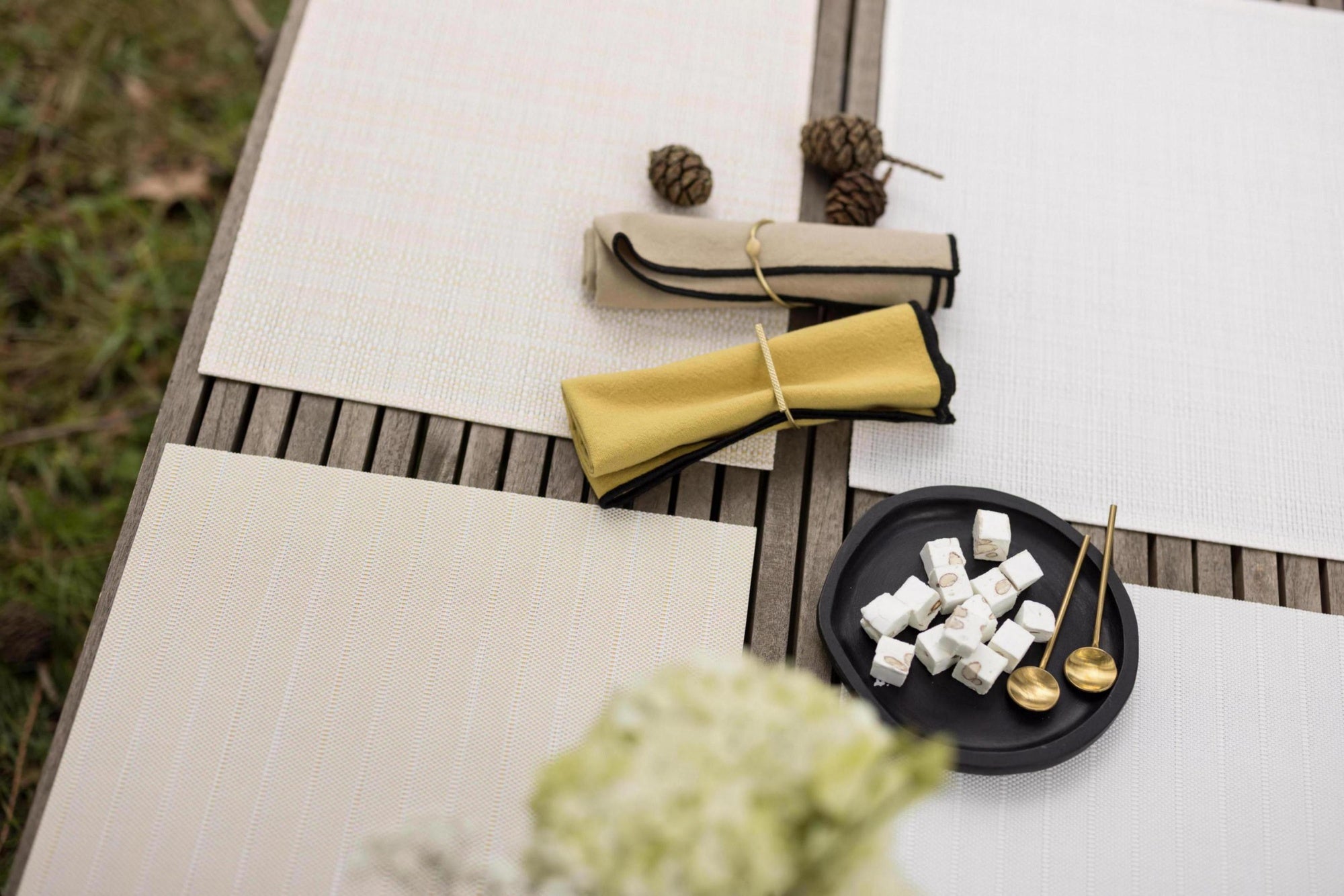 set da tavola manoka neve/oro, colore neve/oro, taglia 33 x 45. realizzato in 75% pvc 25% poliestere, unisce estetica e funzionalità per ogni pasto