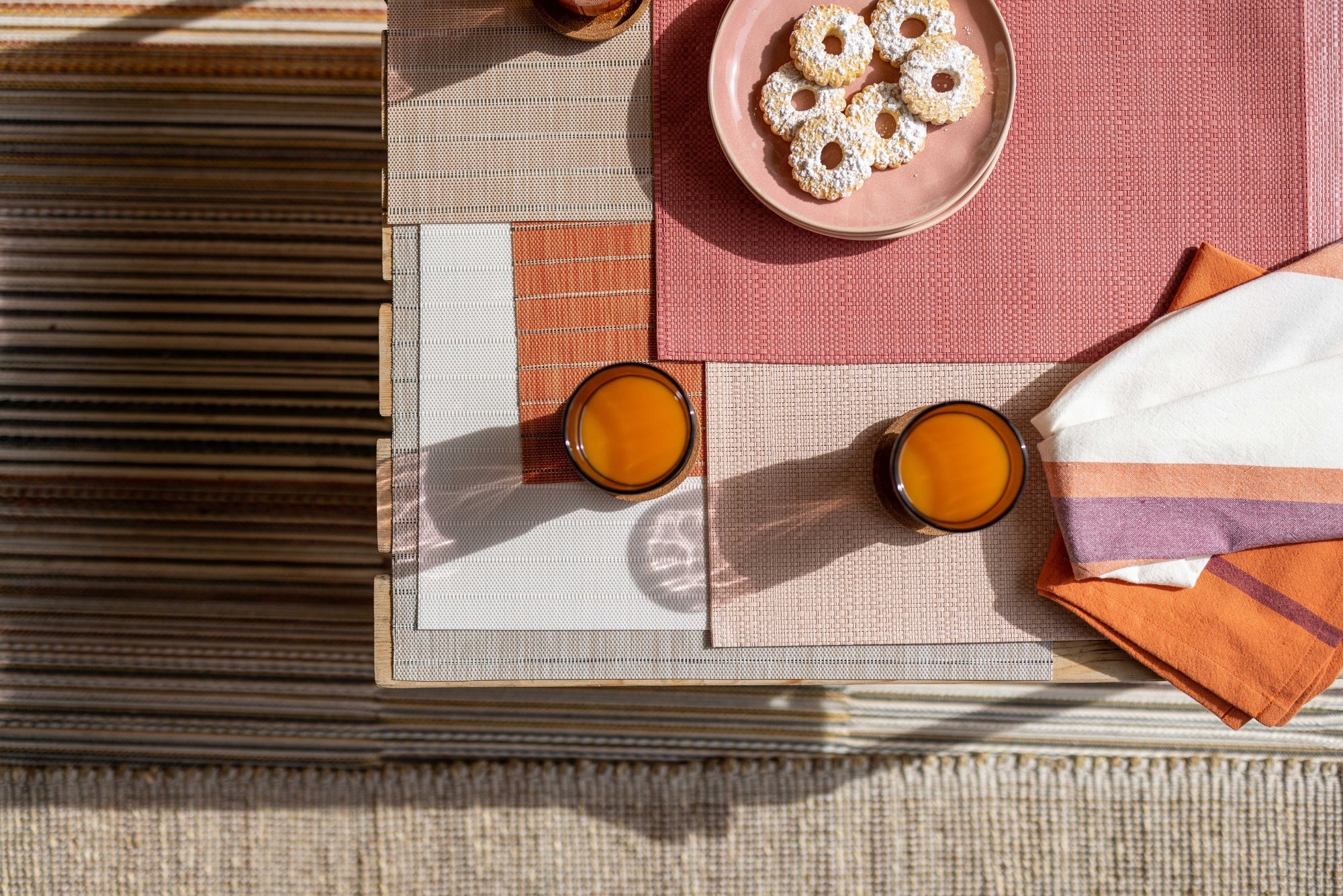 set da tavola manoka marmellata, colore marmellata, taglia 33 x 45. realizzato in 75% pvc 25% poliestere, unisce estetica e funzionalità per ogni pasto