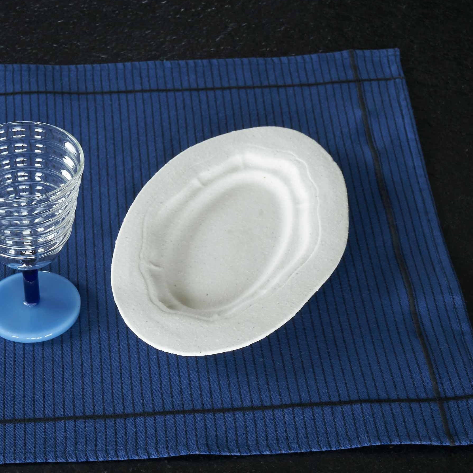 set di 2 tovagliette leonie indaco, colore indaco, taglia 40 x 50. realizzata in 100% cotone bio, unisce funzionalità e stile sulla tua tavola