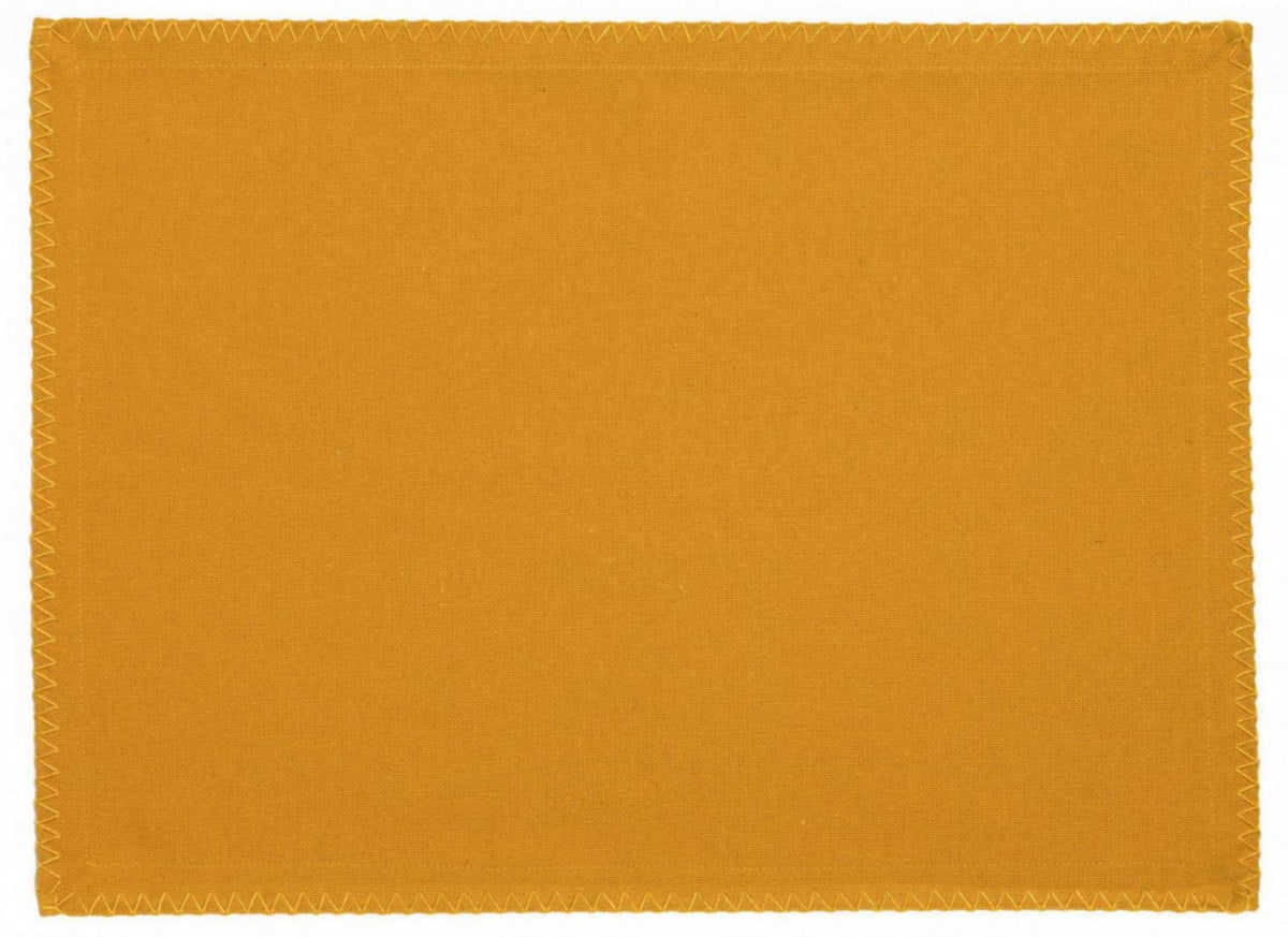 set di 4 tovagliette riciclate delia girasole, colore girasole, taglia 33 x 45. tovaglietta in tessuto naturale perfettamente disposta su tavolo in legno