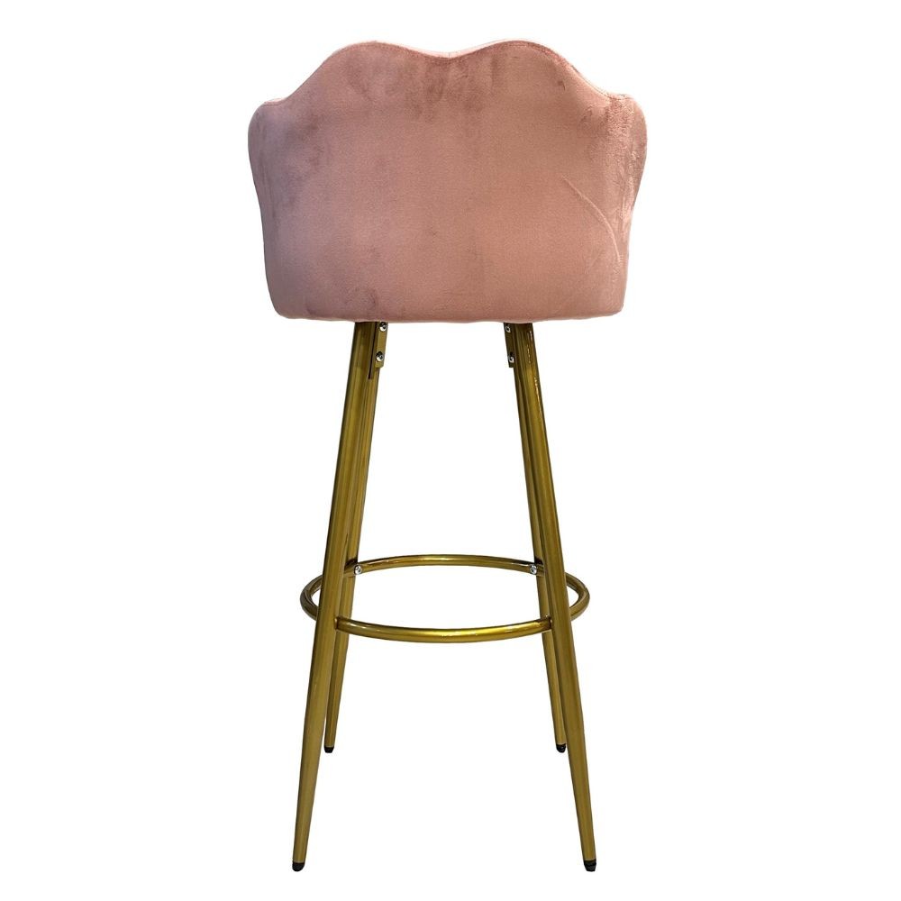 sgabello orel in velluto rosa con gambe dorate opache, vista ambientata accanto a bancone o isola