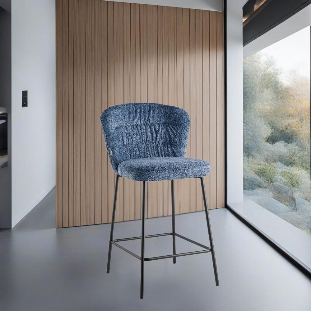sgabello imbottito cami in tessuto teddy azzurro polvere, sgabello moderno per cucina, bar o penisola