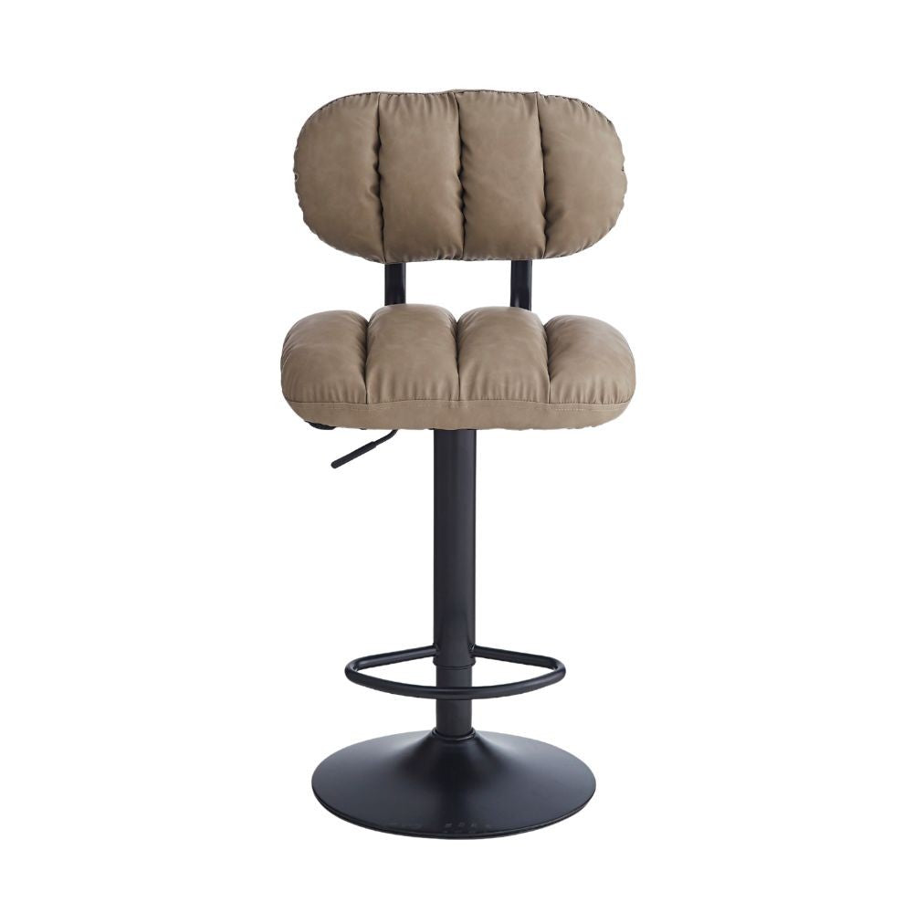 sgabello tati con seduta in ecopelle tortora e gamba in metallo nero, vista ambientata accanto a bancone o isola