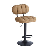 sgabello tati con seduta in ecopelle cammello e gamba in metallo nero, dettaglio della seduta imbottita o in legno