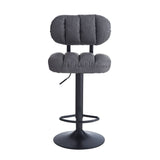 sgabello tati con seduta in ecopelle grigio e gamba in metallo nero, vista ambientata accanto a bancone o isola