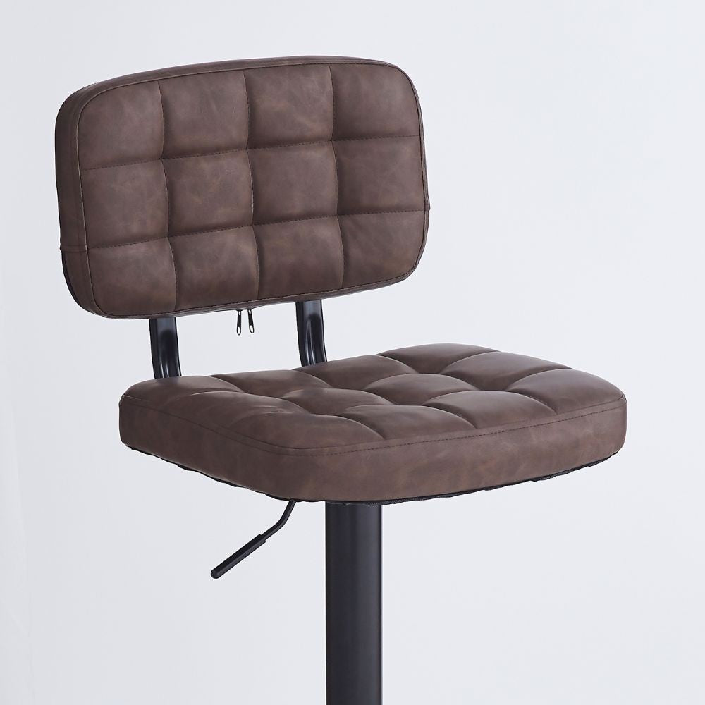 sgabello mavi con seduta e schienale in ecopelle brown e gamba in metallo nero, design salvaspazio ideale per ambienti contemporanei