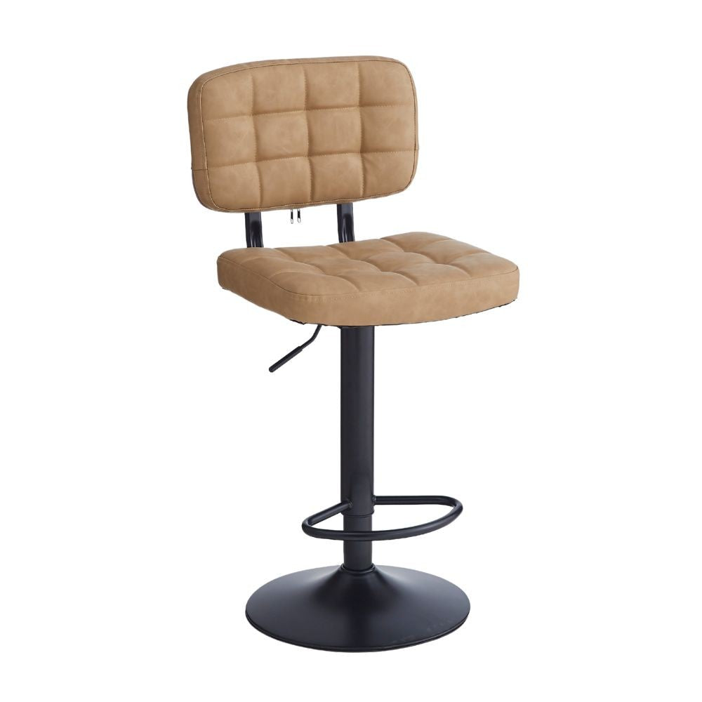 sgabello mavi con seduta e schienale in ecopelle cammello e gamba in metallo nero, dettaglio della seduta imbottita o in legno