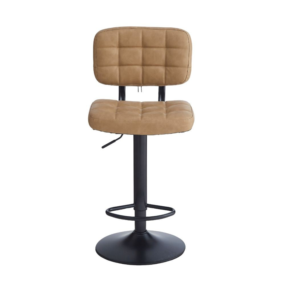 sgabello mavi con seduta e schienale in ecopelle cammello e gamba in metallo nero, vista ambientata accanto a bancone o isola