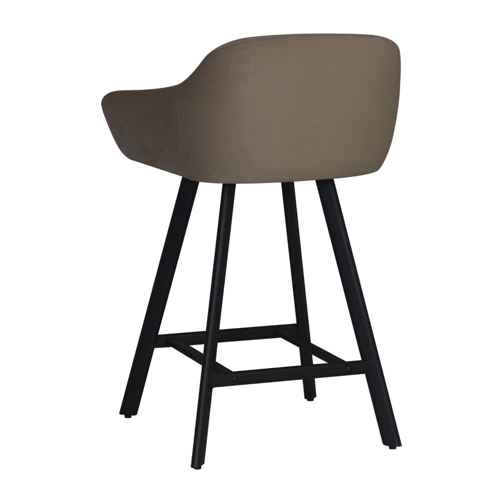 sgabello mey in tessuto anka 06 tortora con gambe in metallo nere, vista ambientata accanto a bancone o isola