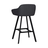 sgabello mey in tessuto nordic 18 grigio scuro con gambe in metallo nere, vista ambientata accanto a bancone o isola