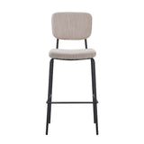 sgabello juno in tessuto colore taupe e struttura in metallo nero, vista ambientata accanto a bancone o isola