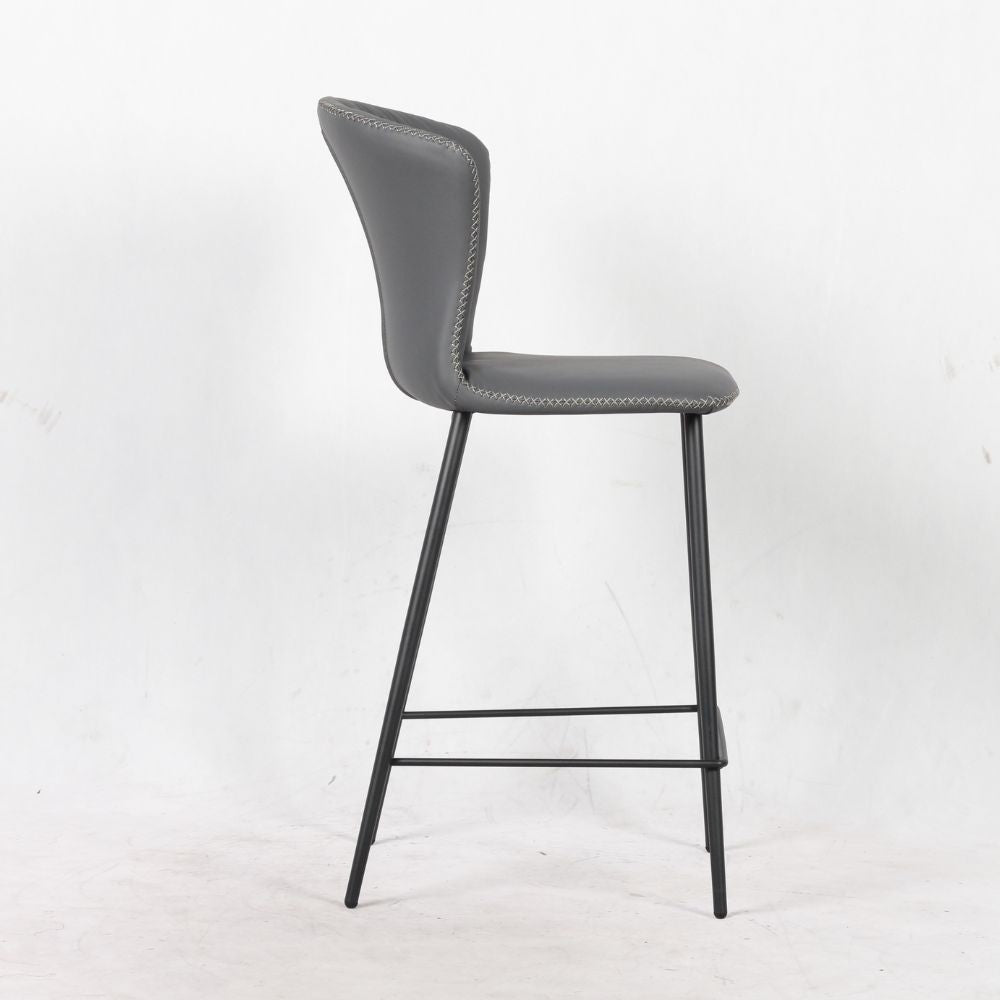 sgabello core colore antracite con gambe in metallo nero, vista ambientata accanto a bancone o isola