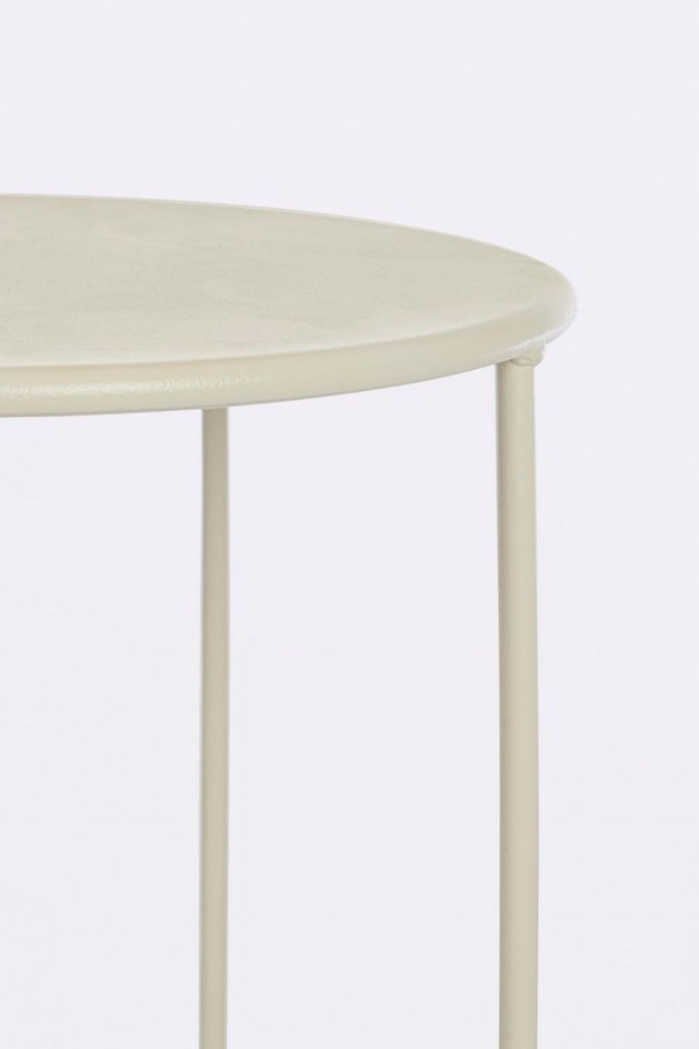 set di 4 tavolini austin in acciaio beige, dettaglio della struttura resistente alle intemperie