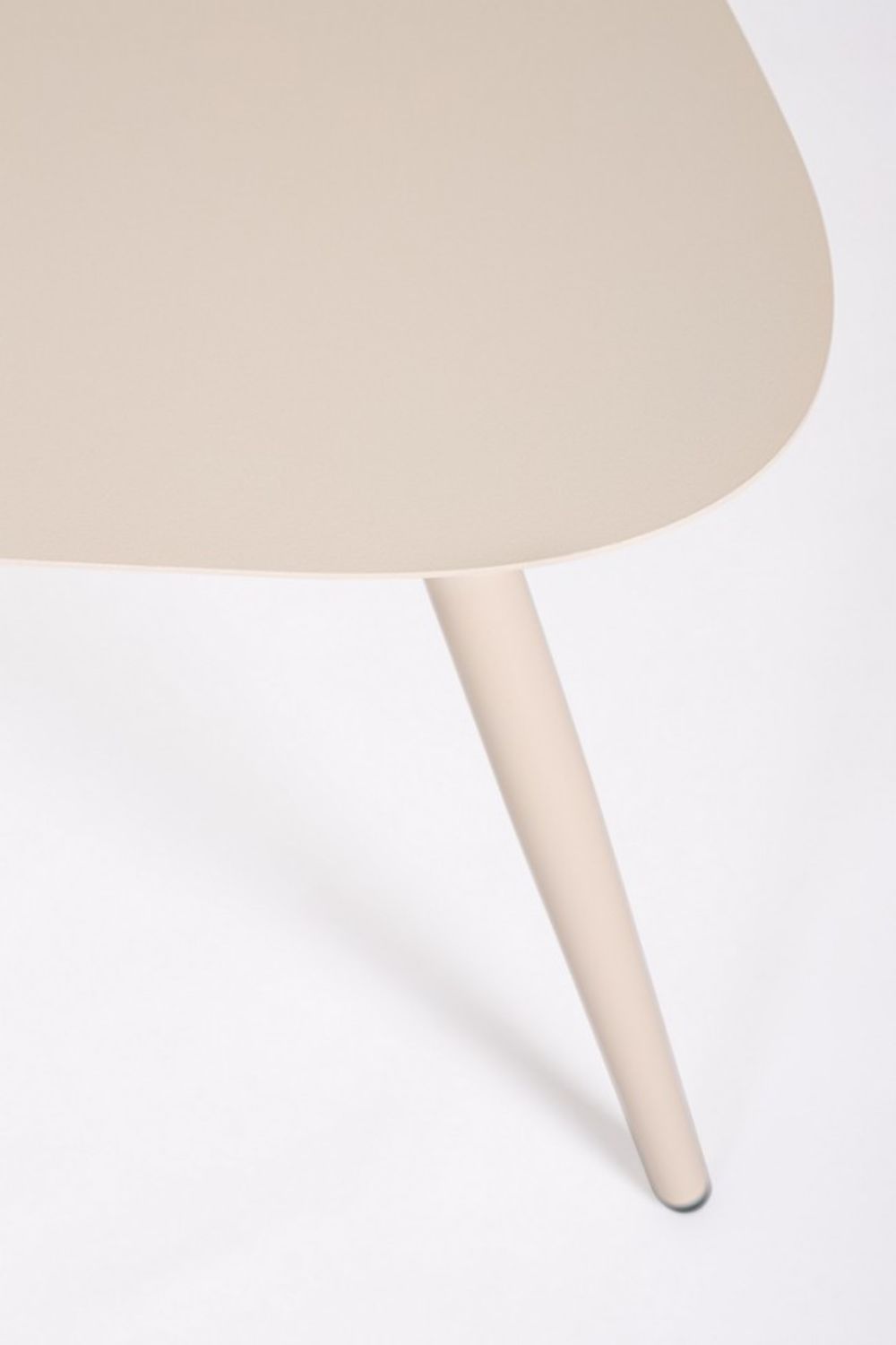 set di 2 tavolini yvonne in acciaio beige, vista ambientata su terrazza o veranda