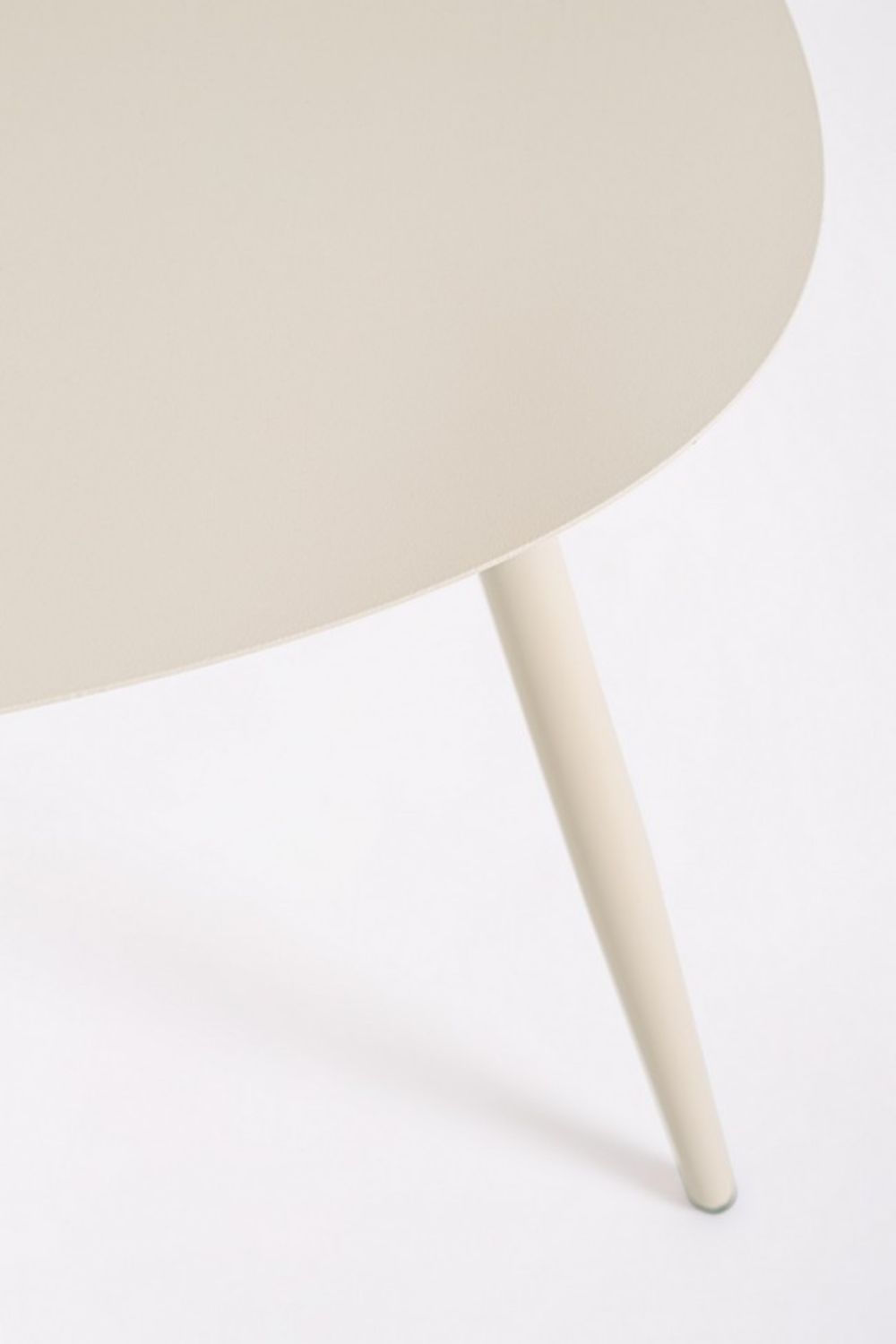 set di 2 tavolini yvonne in acciaio beige, vista ambientata su terrazza o veranda