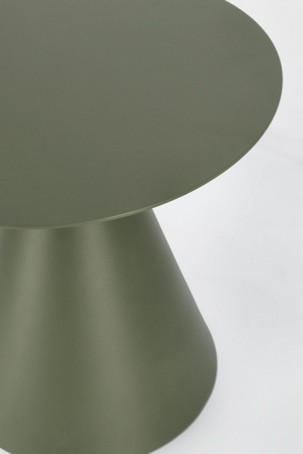 tavolino rotondo aloha in alluminio verde, vista ambientata su terrazza o veranda