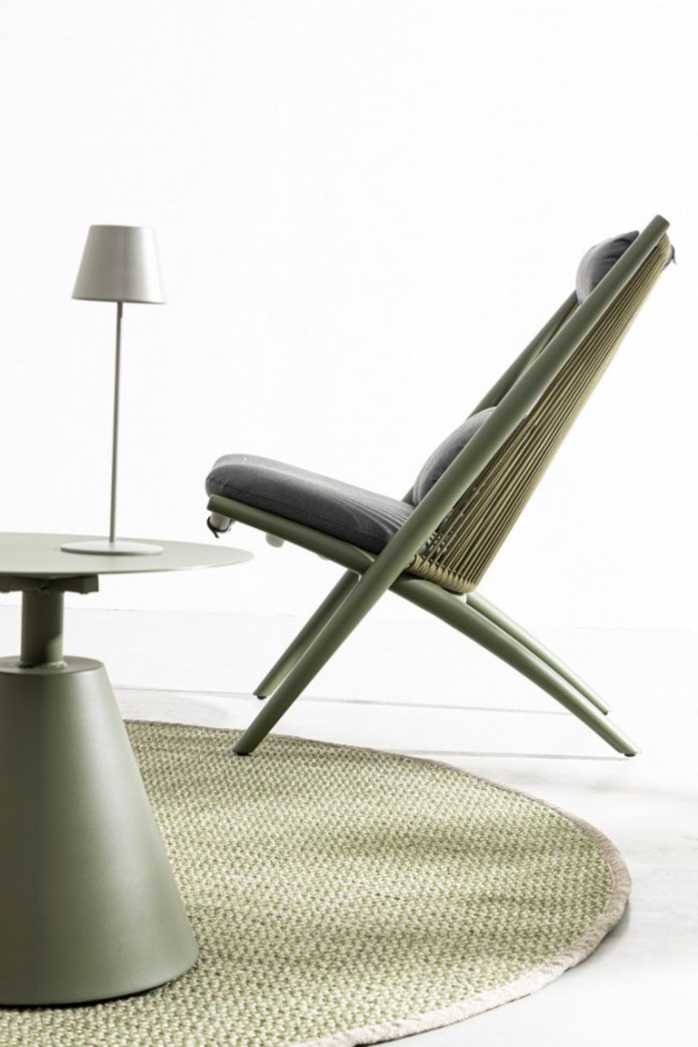 tavolino rotondo aloha in alluminio verde, perfetto per appoggiare bevande, libri o decorazioni