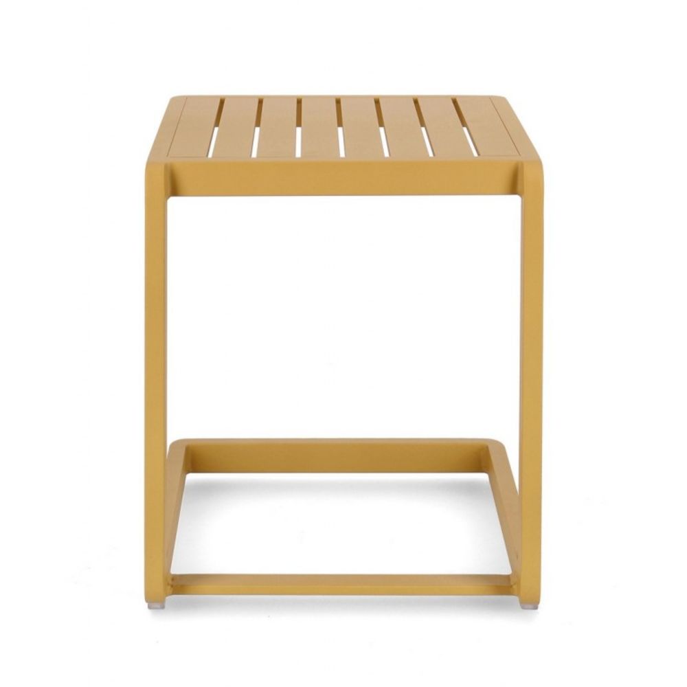 set di 2 tavolini rettangolari konnor in alluminio giallo senape, perfetto per appoggiare bevande, libri o decorazioni