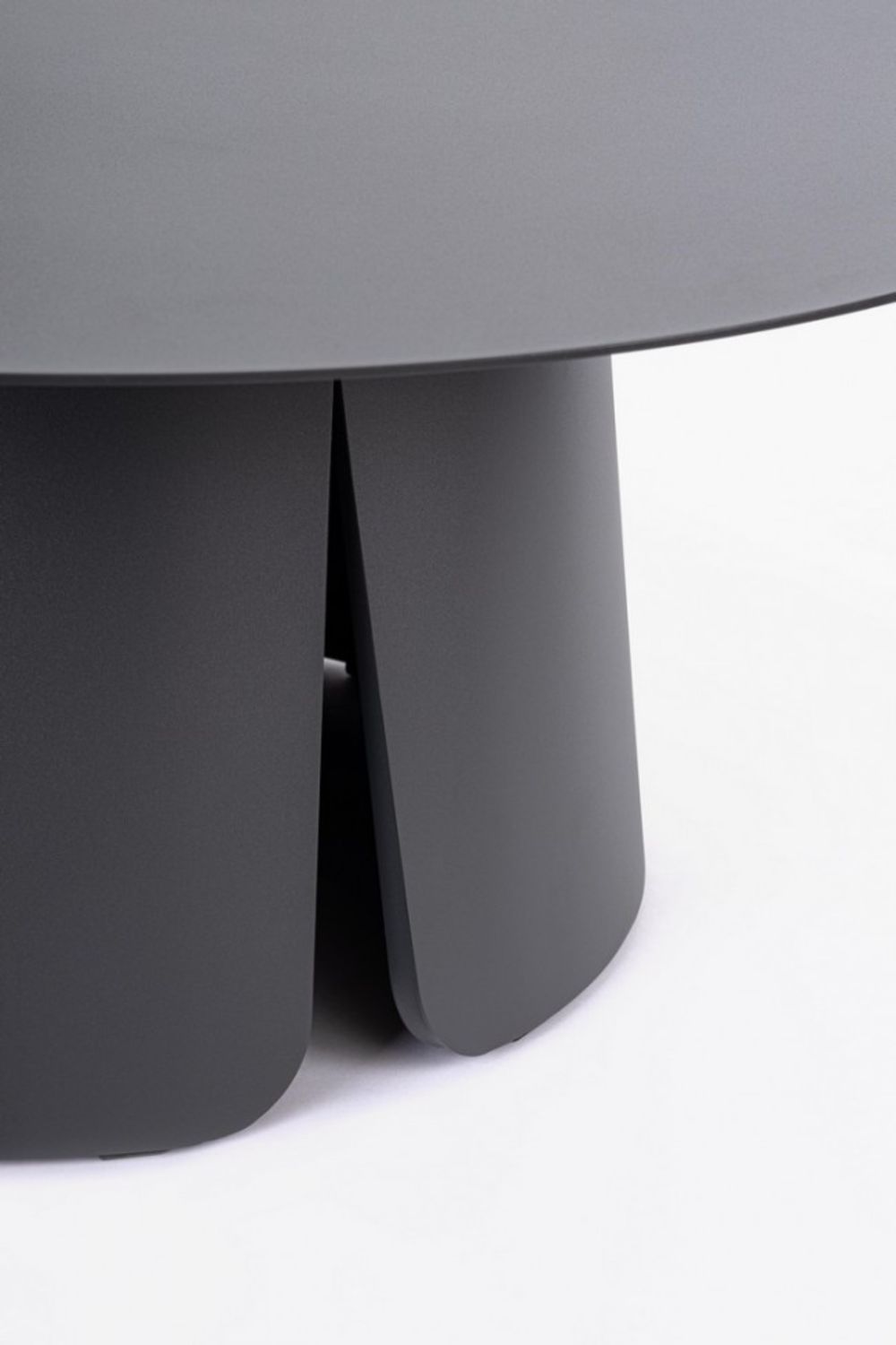 set di 2 tavolini bryan in alluminio bianco panna, vista ambientata su terrazza o veranda