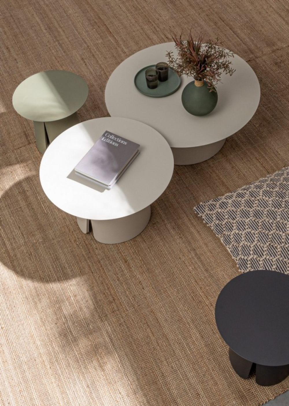 set di 2 tavolini bryan in alluminio bianco panna, perfetto per appoggiare bevande, libri o decorazioni