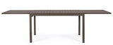 tavolo allungabile pelagius in alluminio caffè 135×90 cm – 270×90 cm, ambientazione in giardino con sedie coordinate
