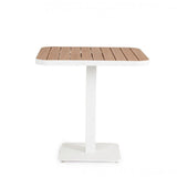 tavolo belmar effetto legno e struttura alluminio bianco 75×75 cm, ambientazione in giardino con sedie coordinate