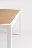 tavolo fisso hilija effetto legno e struttura in alluminio bianco 136×136 cm, ambientazione in giardino con sedie coordinate