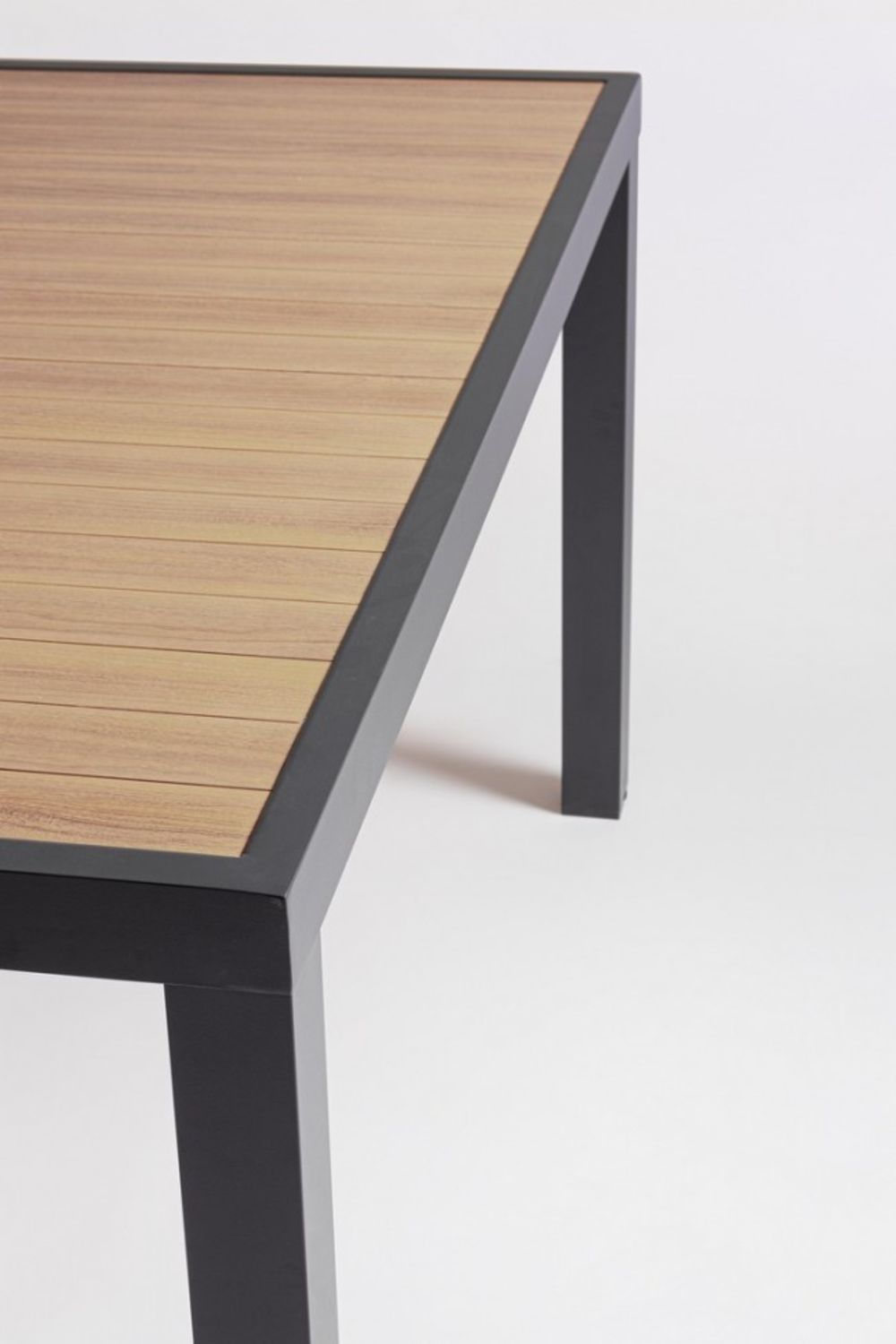 tavolo fisso hilija effetto legno e struttura in alluminio antracite 136×136 cm, ambientazione in giardino con sedie...