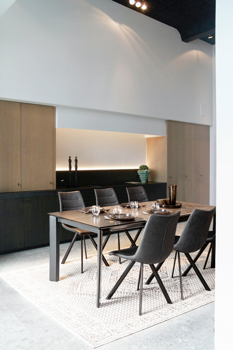 tavolo briva in acciaio nero e piano in ceramica marrone, allungabile 160×90 cm – 220×90 cm, ambientazione d’arredo con il...