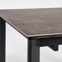 Tavolo BRIVA in acciaio nero e piano in ceramica marrone, allungabile 160×90 cm – 220×90 cm