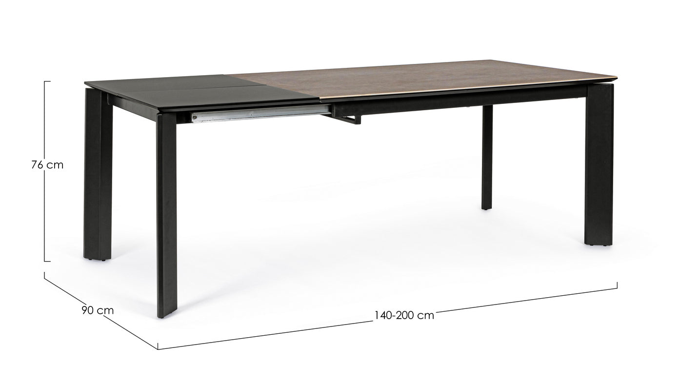 tavolo briva in acciaio nero e piano in ceramica marrone, allungabile 140×90 cm – 200×90 cm, vista ambientata con sedie...
