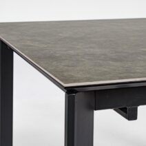 Tavolo BRIVA in acciaio nero e piano in ceramica marrone, allungabile 140×90 cm – 200×90 cm