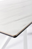 tavolo sean in ceramica effetto marmo e gambe in acciaio bianche 180×90 cm, vista ambientata con sedie abbinate
