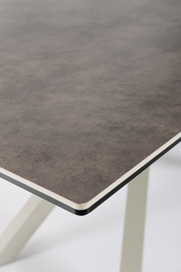tavolo sean in ceramica effetto cemento e gambe in acciaio tortora 180×90 cm, ideale per ospitare pranzi o riunioni