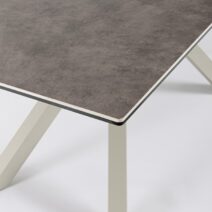 Tavolo SEAN in ceramica effetto cemento e gambe in acciaio tortora 180×90 cm