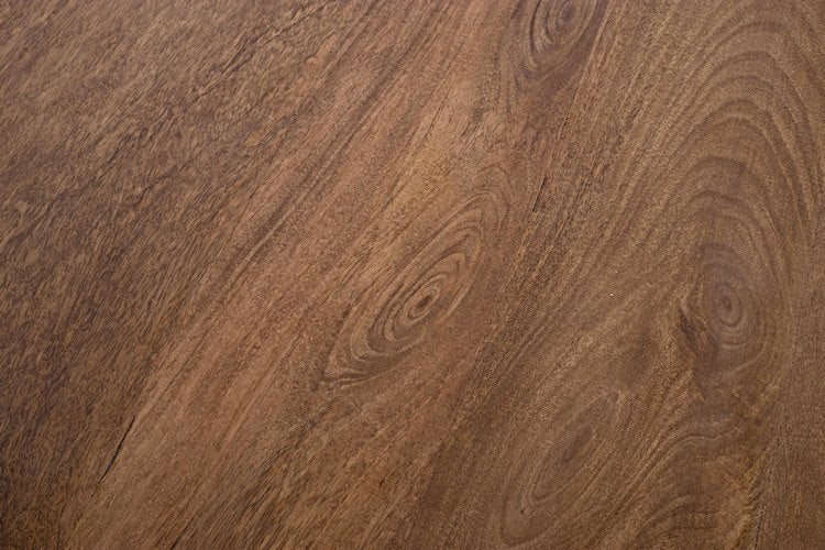 tavolo sherman rotondo ø120 in legno di mango e base finitura ottone, vista ambientata con sedie abbinate