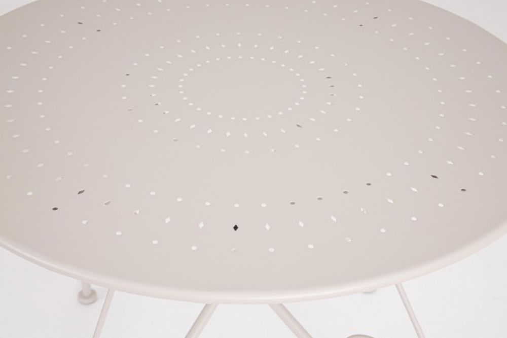 tavolo etienne in acciaio beige ø90 cm, dettaglio dei materiali trattati per uso esterno