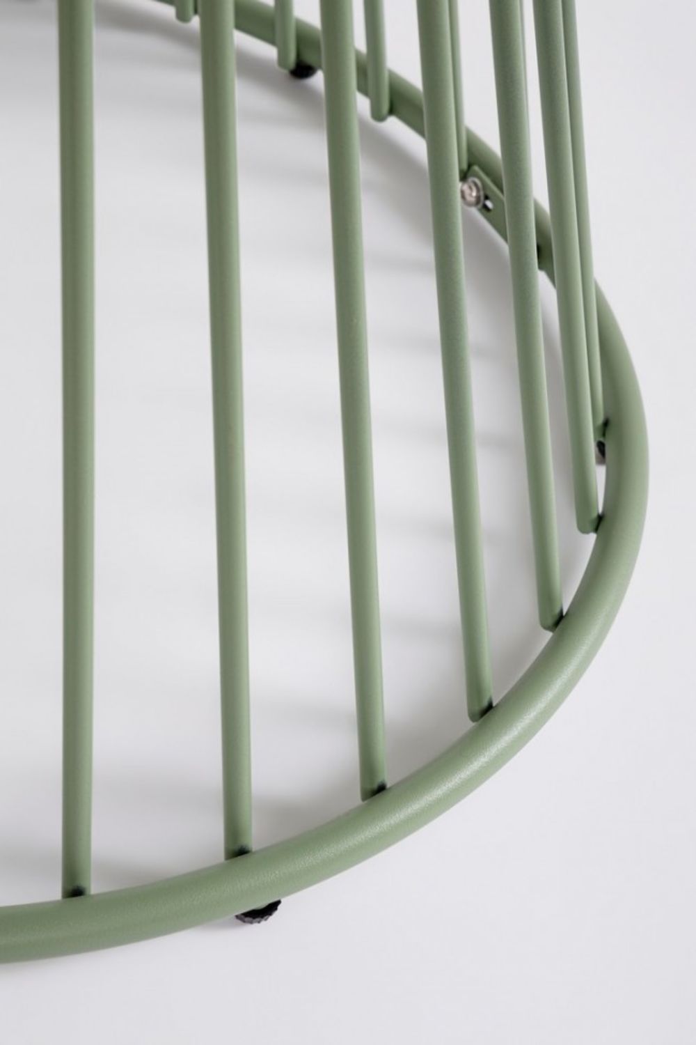 tavolo rotondo austin in acciaio verde ø 120 cm, ambientazione in giardino con sedie coordinate