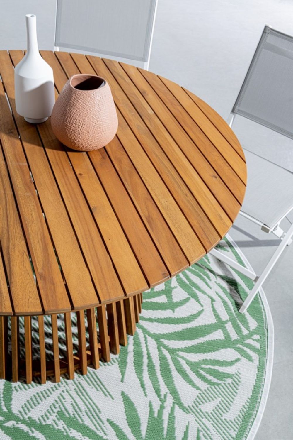 tavolo rotondo rodano in legno di acacia ø 120 cm, design resistente e dal look naturale