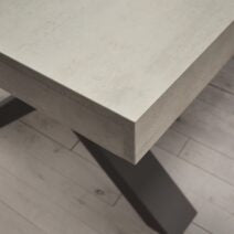 Tavolo PANZANO in legno, finitura grigio cemento e metallo verniciato antracite, allungabile 160×90 cm – 250×90 cm