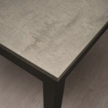 Tavolo TROPEA in legno, finitura grigio cemento e metallo verniciato antracite, allungabile 90×90 cm – 180×90 cm